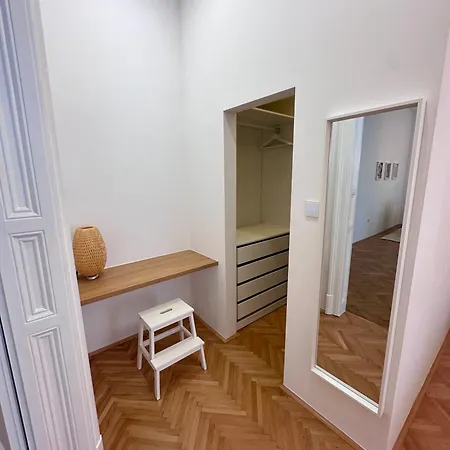 Spacious Designer In Heart Of The Town Διαμέρισμα *