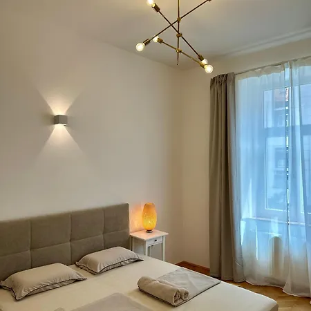 Spacious Designer In Heart Of The Town *