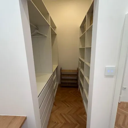 Spacious Designer In Heart Of The Town Apartma