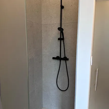 Spacious Designer In Heart Of The Town