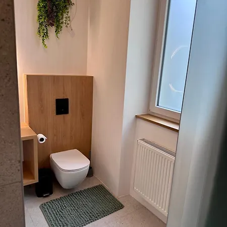 Spacious Designer In Heart Of The Town