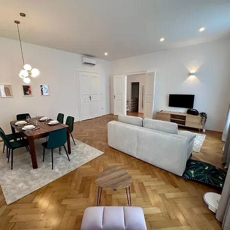 Spacious Designer In Heart Of The Town *