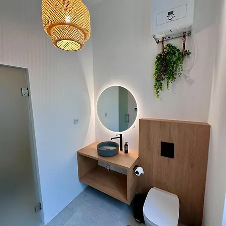 Spacious Designer In Heart Of The Town *