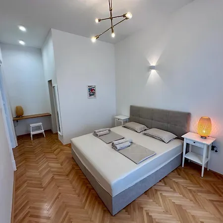 Spacious Designer In Heart Of The Town 마리보르