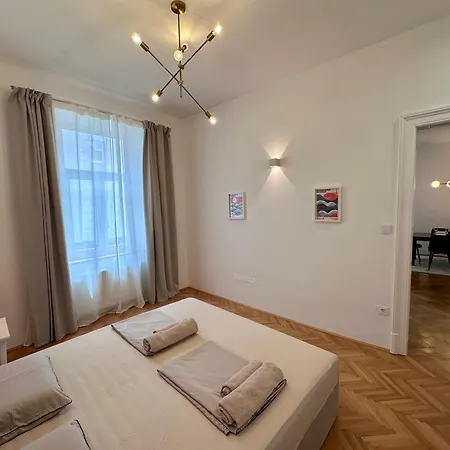 Spacious Designer In Heart Of The Town 아파트 마리보르