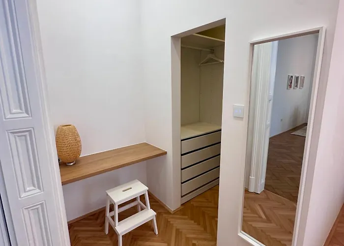 Spacious Designer In Heart Of The Town Apartma *