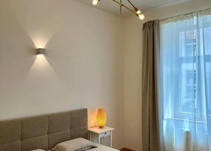 Spacious Designer In Heart Of The Town *