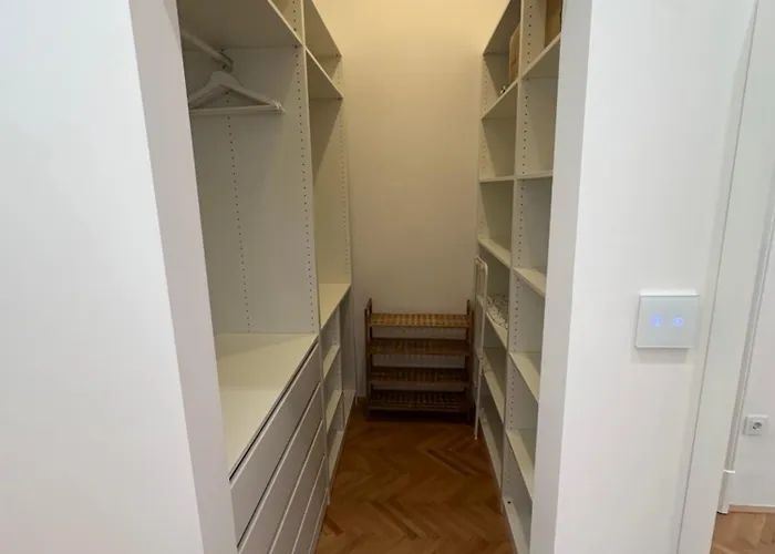 Spacious Designer In Heart Of The Town Apartma