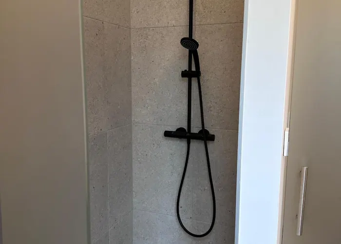 Spacious Designer In Heart Of The Town