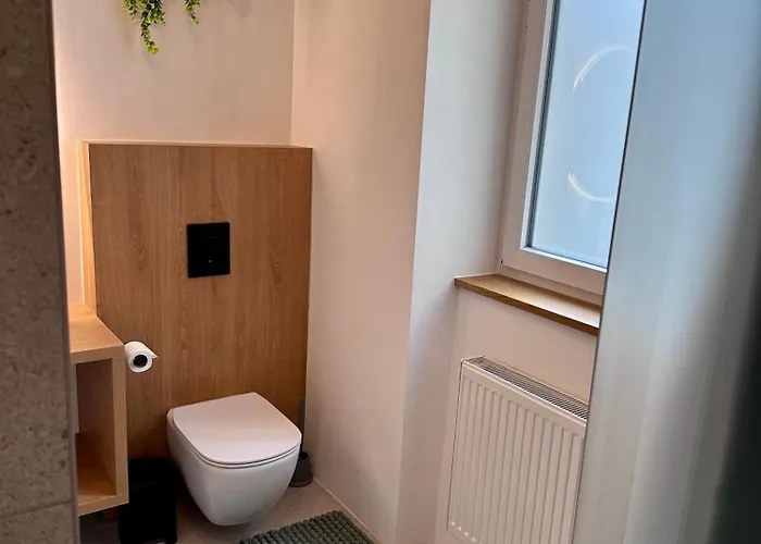 Spacious Designer In Heart Of The Town