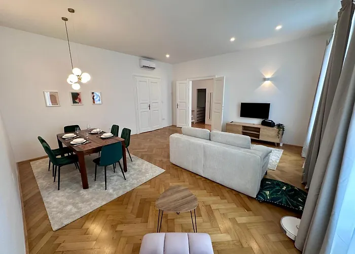 Spacious Designer In Heart Of The Town *