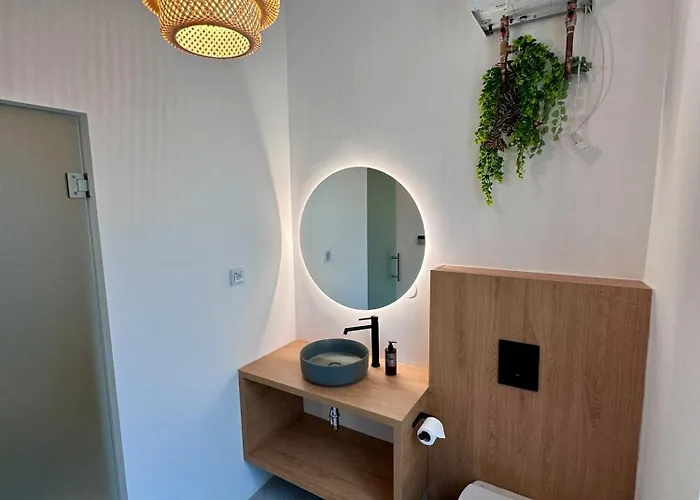 Spacious Designer In Heart Of The Town *