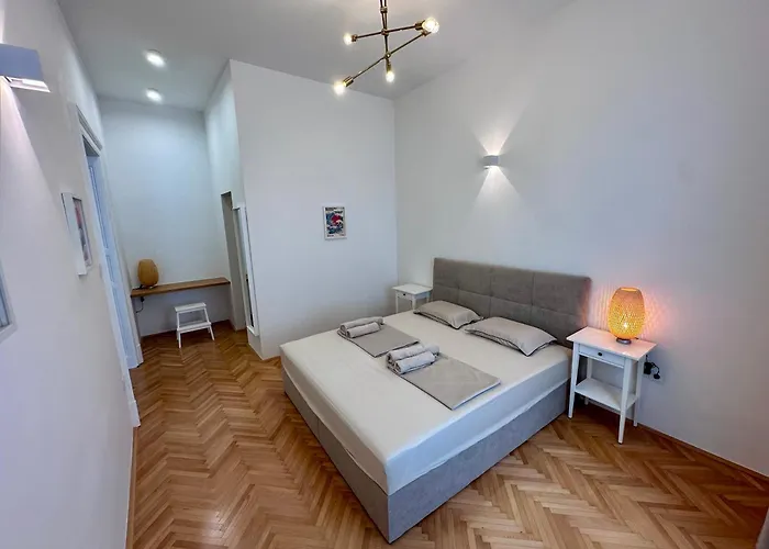 Spacious Designer In Heart Of The Town Μαριμπόρ