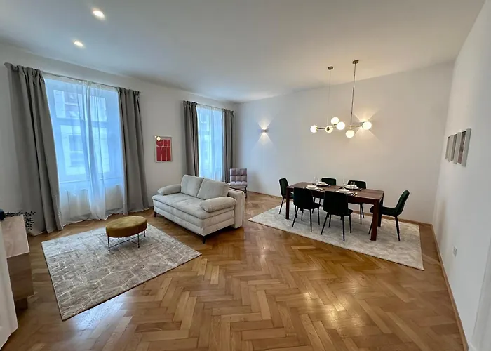 Spacious Designer In Heart Of The Town * Μαριμπόρ